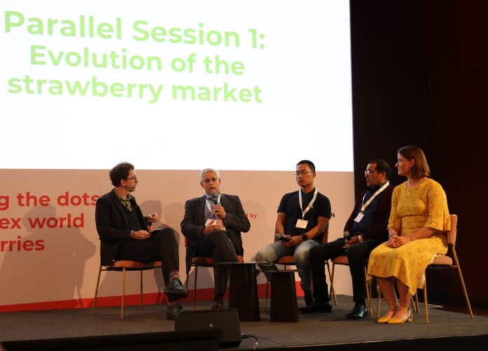 Strawberry Congres Michael Barker (pierwszy z lewej) prowadził debatę w której uczestniczyli (od lewej) Philippe Binard (BE), General delegate of Freshfel Europe, Huan Zhang (CN), Consultant and founder of Twinkle Star Berry, Nabil Belmkaddem (MA), GM Cooperative BestBerries (AMPFR) i Anouk Sijmonsma (BE), Regional manager Europe, The International Fresh Produce Association