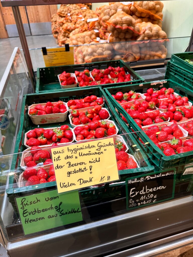 Niemieckie truskawki z uprawy tunelowej