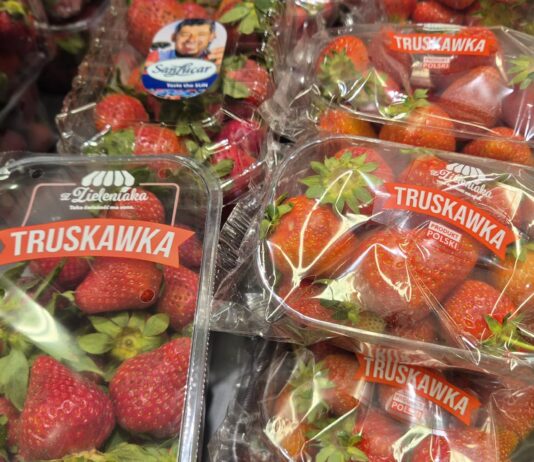 Polskie truskawki kontra import. Hiszpańskie owoce wygrywają ceną, ale konsumenci coraz częściej zwracają uwagę na jakość