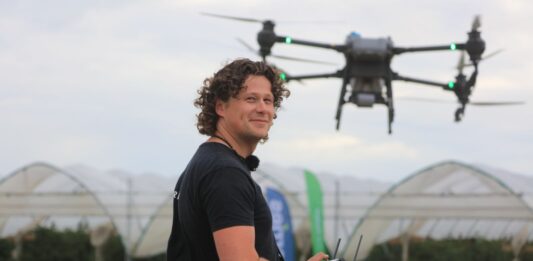 Cieniowanie tuneli dronem uratowało wiele plantacji malin. Jak wykonać zabieg, aby skutecznie obniżyć temperaturę i poprawić warunki uprawy?