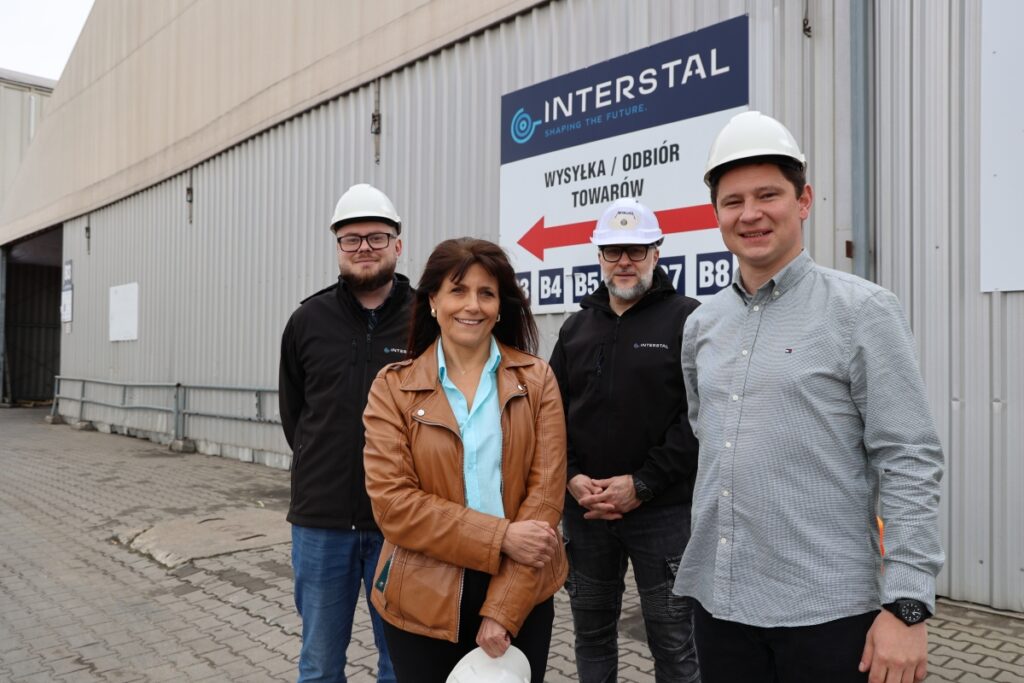 Mateusz Antas (pierwszy z prawej), własciciel irmy AZ Tunel, z przedstawicielami przedsiebiorstwa Interstal (od lewej): Wojciechem
Kompałą, Renatą Bilińską oraz Markiem Palką, dyrektorem zakładu