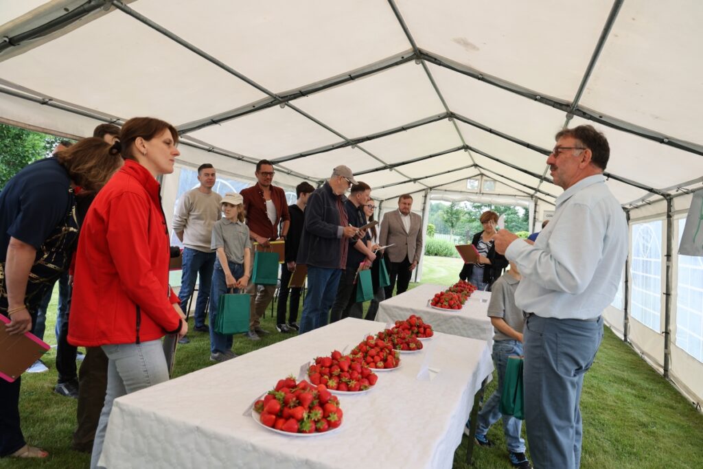 Uczestnicy tegorocznego  spotkania w firmie Hortplant