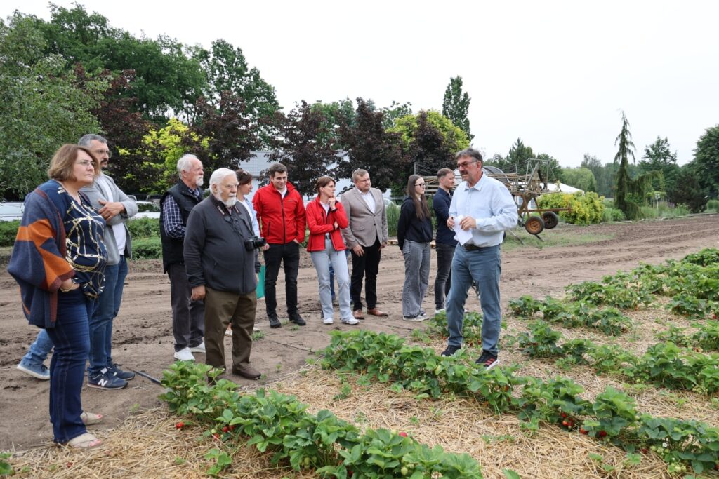 Uczestnicy tegorocznego  spotkania w firmie Hortplant