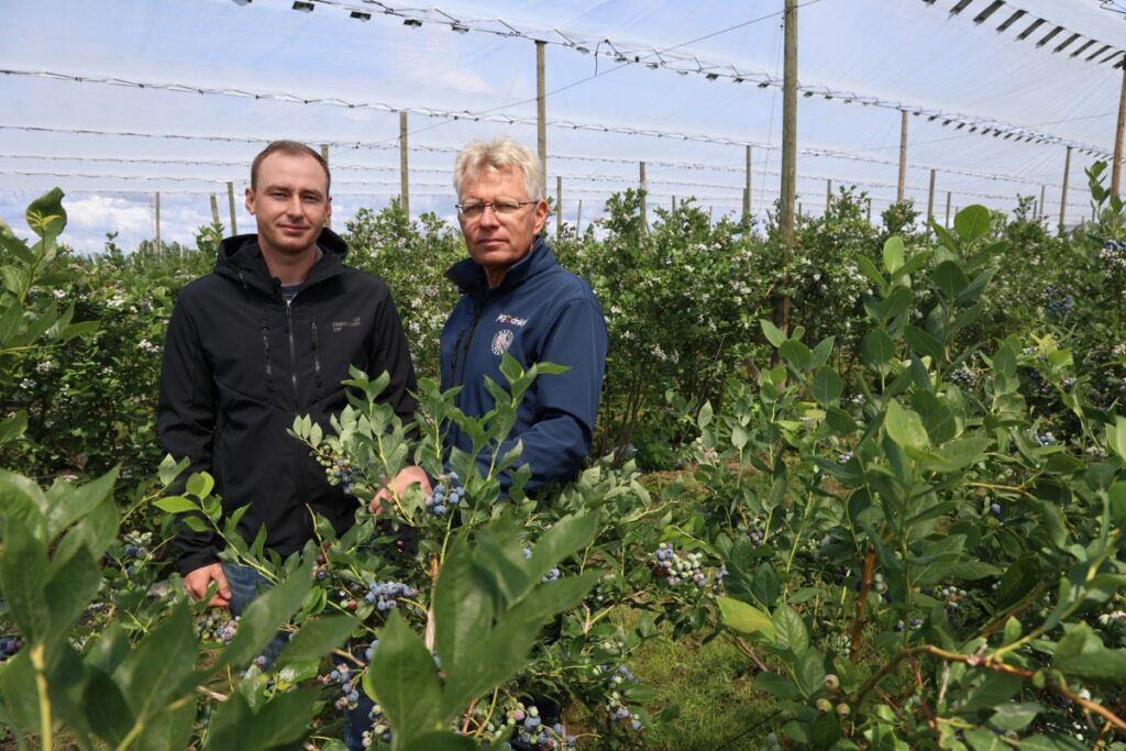 Maciej Kostaniak z firmy Chemirol (pierwszy z lewej) i dr Paweł Krawiec (Hortus Team)
