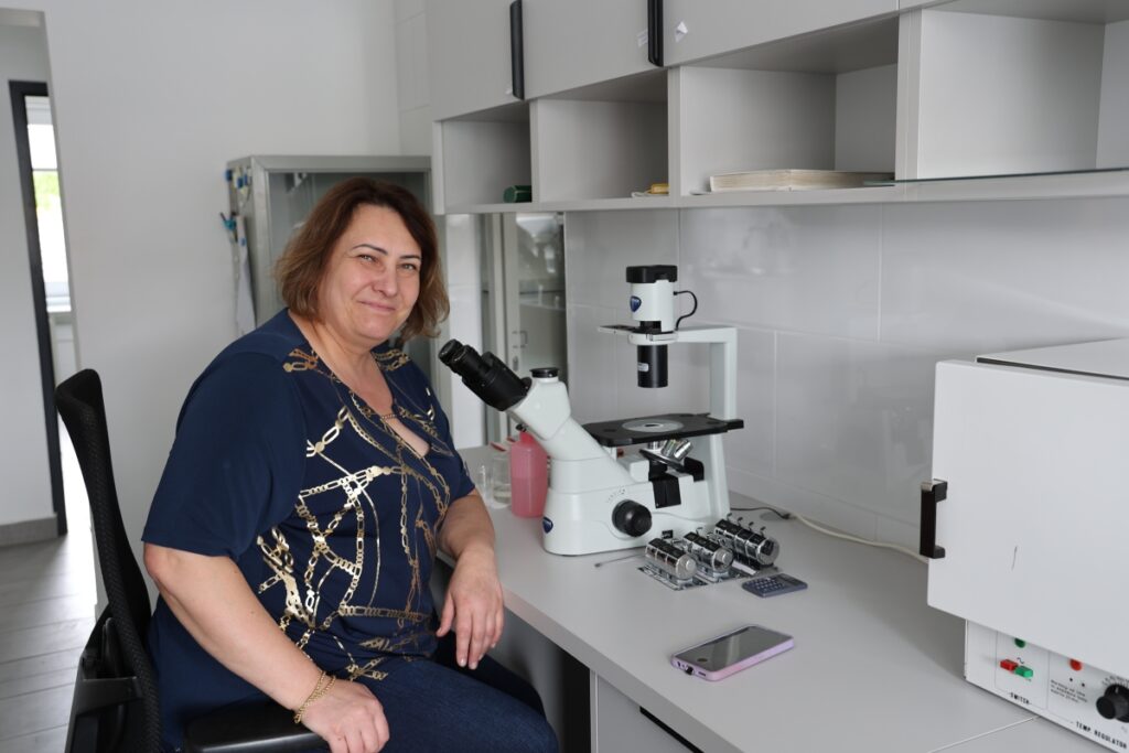 Dr Aneta Chałańska w laboratorium firmy NEFScience